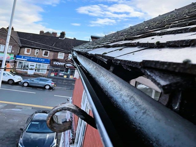 images/gutter-cleaning/slider/gutter-cleaning-10-kireth-ai.jpeg
